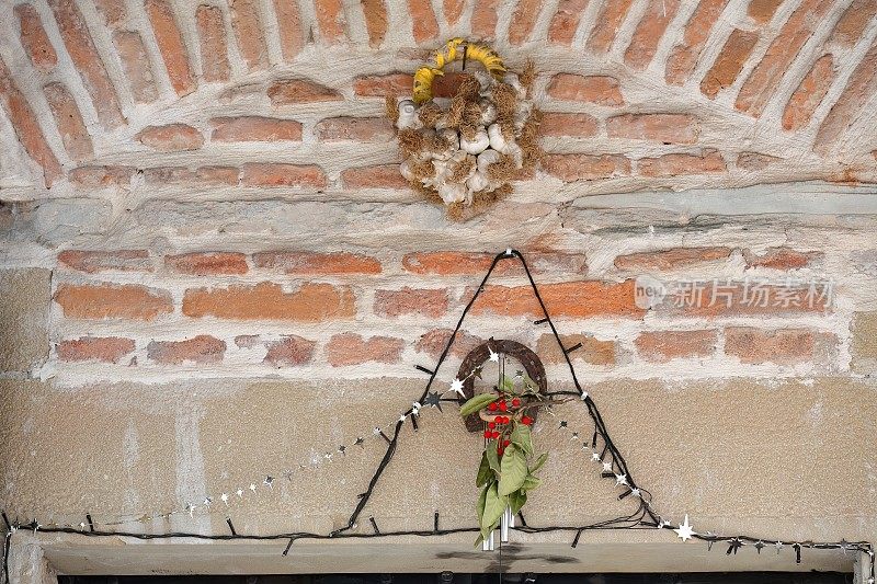 流行的象征:冬青叶和浆果，马蹄铁和大蒜串装饰着家的门窗，老巴扎区。korca -阿尔巴尼亚- 259